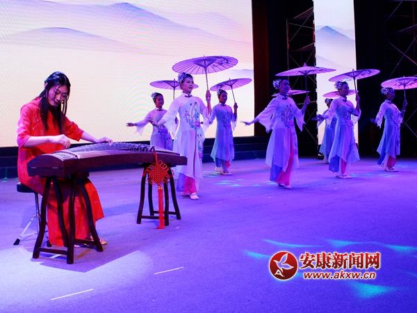瀛湖小学的古筝伴舞《汉水雅韵》.jpg