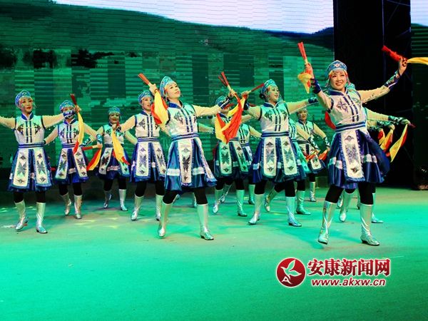 滨江学校的筷子舞《套马杆》.jpg