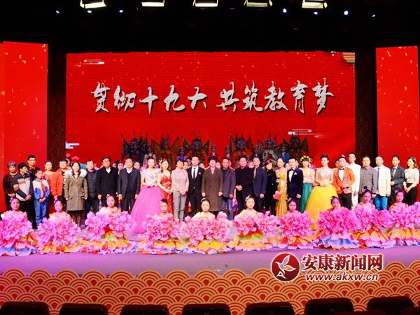 市区领导与演员合影.jpg